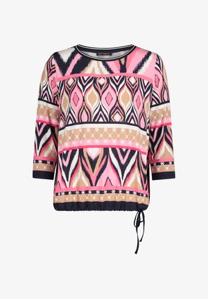 Blouse multicolore avec un motif géométrique en rose, noir et beige. Manches trois-quarts et détail de cordon de serrage à l'ourlet.