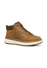 Scarpe alte in pelle marrone con finitura testurizzata, lacci rotondi, suola ammortizzata e battistrada bianco a contrasto per una maggiore aderenza.