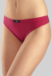 Burgunderfarbene Baumwoll-Bikinislips mit einem schwarzen Etikett, auf dem "HIS" steht. Sie zeichnen sich durch eine glatte Textur und ein niedrig geschnittenes Design aus.