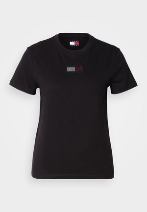 Tricou din bumbac negru cu mâneci scurte, având un logo mic și colorat cu elemente roșii, albe și albastre pe piept, într-un design punctat.