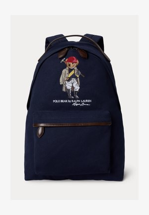 Granatowy plecak z przednią kieszenią i skórzanymi akcentami, z haftem Polo Bear w stroju jeździeckim, trzymającego młotek.