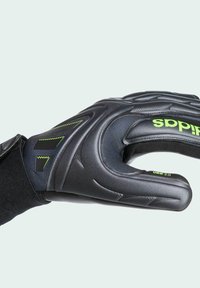 Målmandshandsker i sort syntetisk materiale, med tekstureret grebsoverflade, grønne detaljer og polstret design for støtte. Har en forbundne håndledsrem.