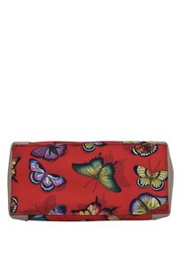 Rechthoekig rood stoffen zakje met meerkleurige vlinderprints en beige accenten in de hoeken, gezien vanaf de onderkant.