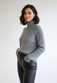 Szary prążkowany sweter z golfem i długimi rękawami, zestawiony z wysokim stanem czarnych skórzanych spodni. Gładka faktura, dopasowany fason.