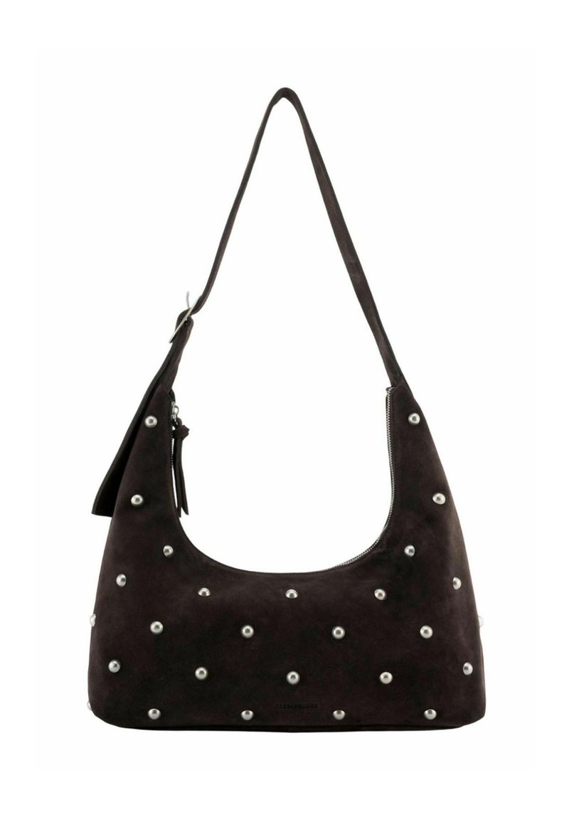 Sac à main en daim brun foncé avec une forme courbée, orné de clous en argent et d'une seule bandoulière. Haut ouvert avec un détail zippé.