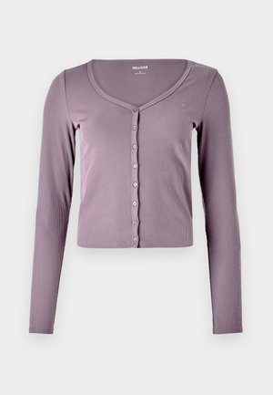 Prilagođena, dugosleeve cardigan u svijetlopurple pletenini. Ima V-izrez i šest dugmadi duž prednje strane. Jednostavan dizajn i tekstura.