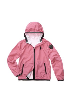 Giacca con cappuccio rosa con cerniera nera e rifiniture delle tasche, polsini elastici e una toppa a scudo nera sulla manica sinistra.