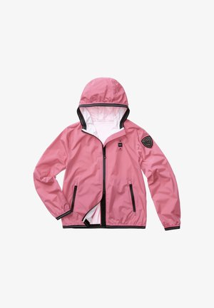 Giacca con cappuccio rosa con cerniera nera e rifiniture delle tasche, polsini elastici e una toppa a scudo nera sulla manica sinistra.
