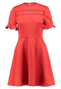 Robe rouge à manches courtes avec un haut ajusté et une jupe évasée, comprenant une bordure en dentelle le long du buste et des bords de manches volantés.