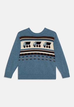 Pull en maille bleu à manches longues avec une bande à motifs composée de trois camions-bennes noirs et bleus, et des rayures horizontales marron, noires et beige sur la poitrine.