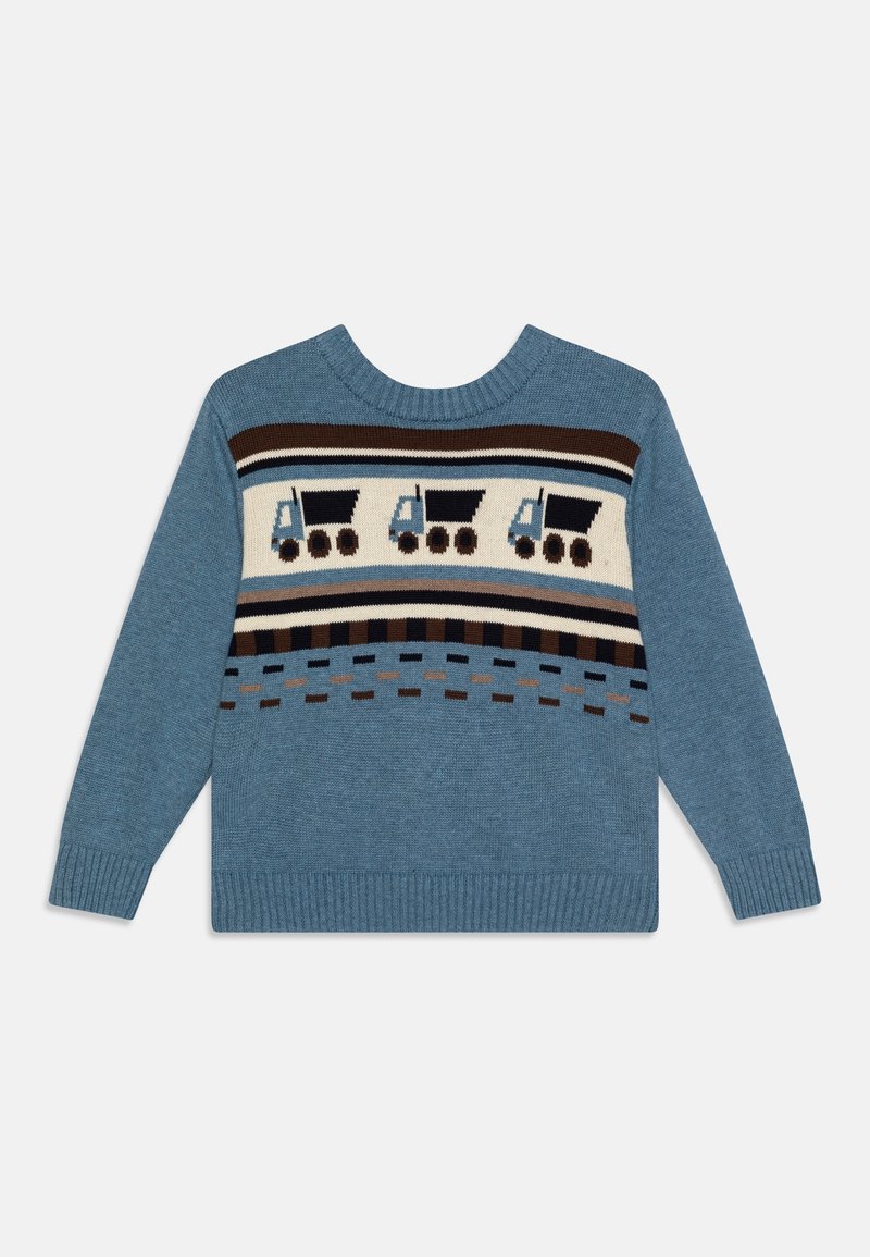 Pull en maille bleu à manches longues avec une bande à motifs composée de trois camions-bennes noirs et bleus, et des rayures horizontales marron, noires et beige sur la poitrine.