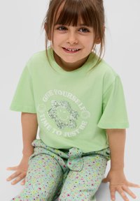 s.Oliver MIT SMILEY FRONT - Camiseta estampada - hellgrün