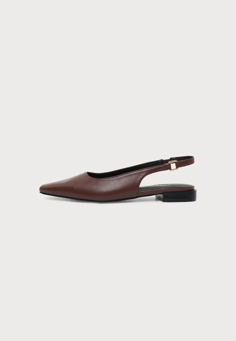 Ballerine à bride arrière en cuir marron à bout pointu avec petit talon noir et boucle dorée sur fond blanc.