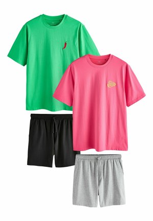 Zwei Sets Freizeitkleidung: ein grünes T-Shirt mit roter Chili-Stickerei und schwarze Shorts, ein pinkes T-Shirt mit gelber Stickerei und graue Shorts.