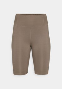 Hnedé bicyklové šortky vyrobené z elastického materiálu s vysokým pásom. Majú hladký povrch a ploché švy pre pohodlie. Bez viditeľných log alebo vzorov.