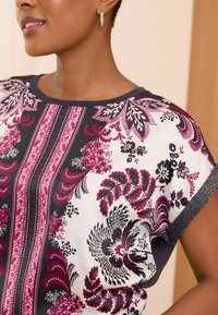 Love & Roses CREW NECK - REGULAR FIT - Nyomott mintás póló - paisley print