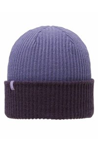 Beanie a coste viola con risvolto viola scuro e una piccola etichetta sul lato. Texture morbida, forma rotonda, adatta per il freddo.
