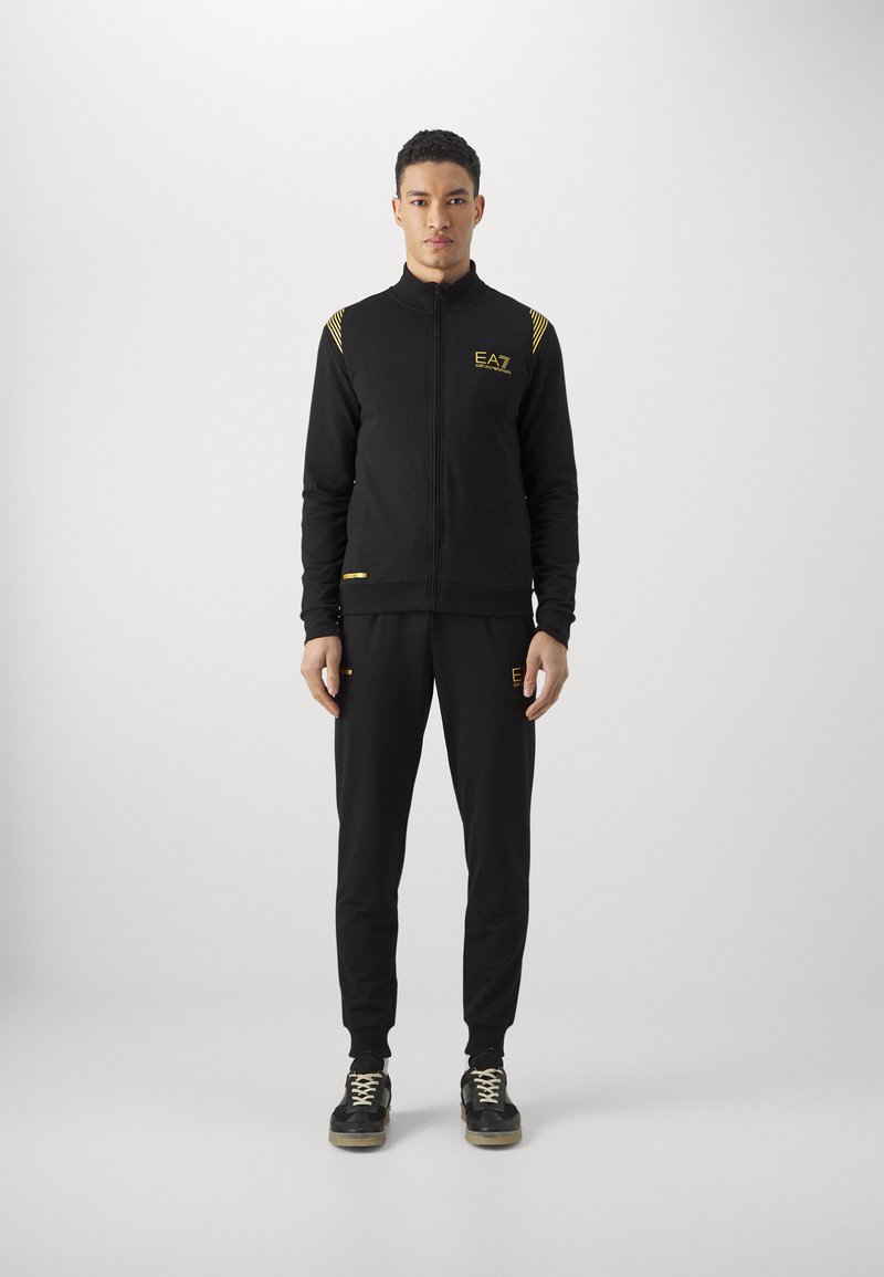 EA7 Emporio Armani - Salopetă sport - black/gold, Extindeți