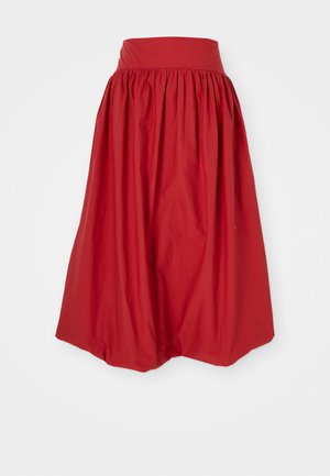 Rød A-linje nederdel lavet af et let materiale, med en høj, samlet talje og et flydende, plisseret design. Glat tekstur.