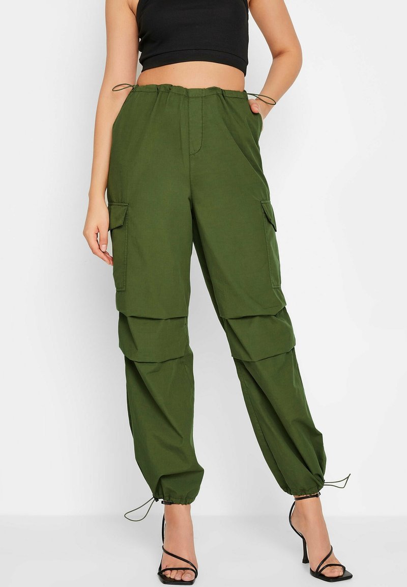 Olivgrüne Cargo-Hose mit verstellbarem Bund, schmal zulaufenden Säumen und zwei großen Seitentaschen. Aus leichtem Stoff für hohen Tragekomfort.
