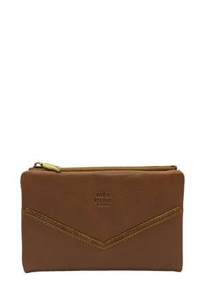 Portefeuille zippé en cuir marron avec le logo Mila Louise Paris et un bord en suède en forme de V sur le panneau avant.