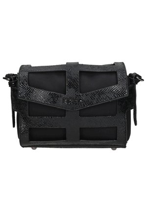 Bolso bandolera rectangular negro con estampado de piel de serpiente texturizada, cierre de solapa frontal y logotipo "nobo" en el centro.