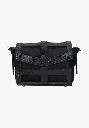 Bolso bandolera rectangular negro con estampado de piel de serpiente texturizada, cierre de solapa frontal y logotipo "nobo" en el centro.