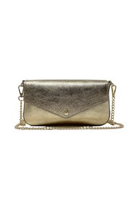 Borsa a clutch metallica dorata con finitura texturizzata. Forma rettangolare, patta curva, tracolla a catena e un piccolo dettaglio di chiusura a scatto anteriore.