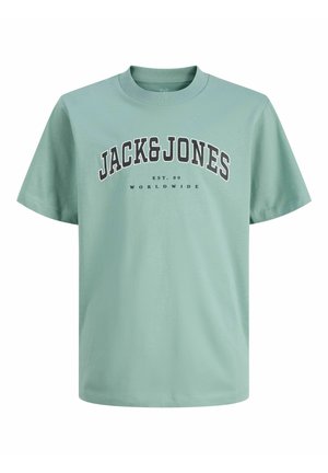 Svetlo zelena majica s kratkimi rokavi z napisom "JACK & JONES EST. 90 WORLDWIDE" v črni in beli barvi na sprednji strani.