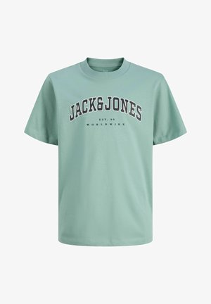 Svetlo zelena majica s kratkimi rokavi z napisom "JACK & JONES EST. 90 WORLDWIDE" v črni in beli barvi na sprednji strani.