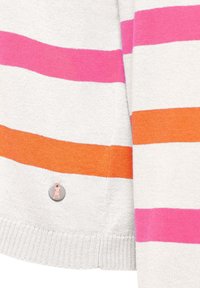 Gestreepte gebreide trui in het wit, met roze en oranje horizontale strepen. Inclusief een metalen label met een hondenicoon aan de onderrand.