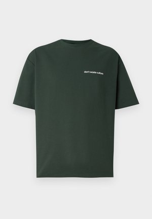 Tumma vihreä puuvillainen T-paita, jossa on lyhyet hihat ja pyöreä kaula-aukko. Edessä on valkoista tekstiä "Älä tuhlaa kulttuuria".