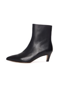 Černá kožená kotníková bota se špičatou špičkou a nízkým, zužujícím se podpatkem. Hladký povrch s minimálními detaily, který nabízí elegantní siluetu.
