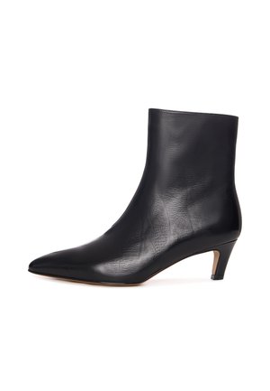 Zwarte leren enkelboot met een spitse neus en een lage, taps toelopende hak. Gladde textuur met minimale details, wat een slanke silhouette biedt.