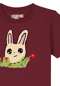 Bordeauxrotes T-Shirt mit einem Cartoon-Hasen mit großen Augen, pinken Ohren, umgeben von grünem Gras sowie bunten Blumen und Eiern.