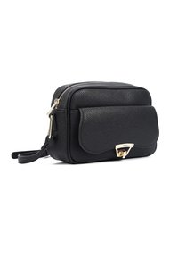 Borsa a tracolla in pelle nera con superficie testurizzata, hardware dorato, chiusura con zip e tasca frontale con pattina. Forma rettangolare compatta.