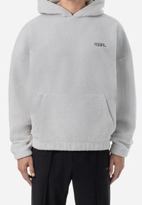 Helles graues, flauschiges Fleece-Hoodie mit einer Fronttasche, Kordelzugkapuze und kleinem bedruckten Logo auf der Brust. Lockere Passform und lange Ärmel.