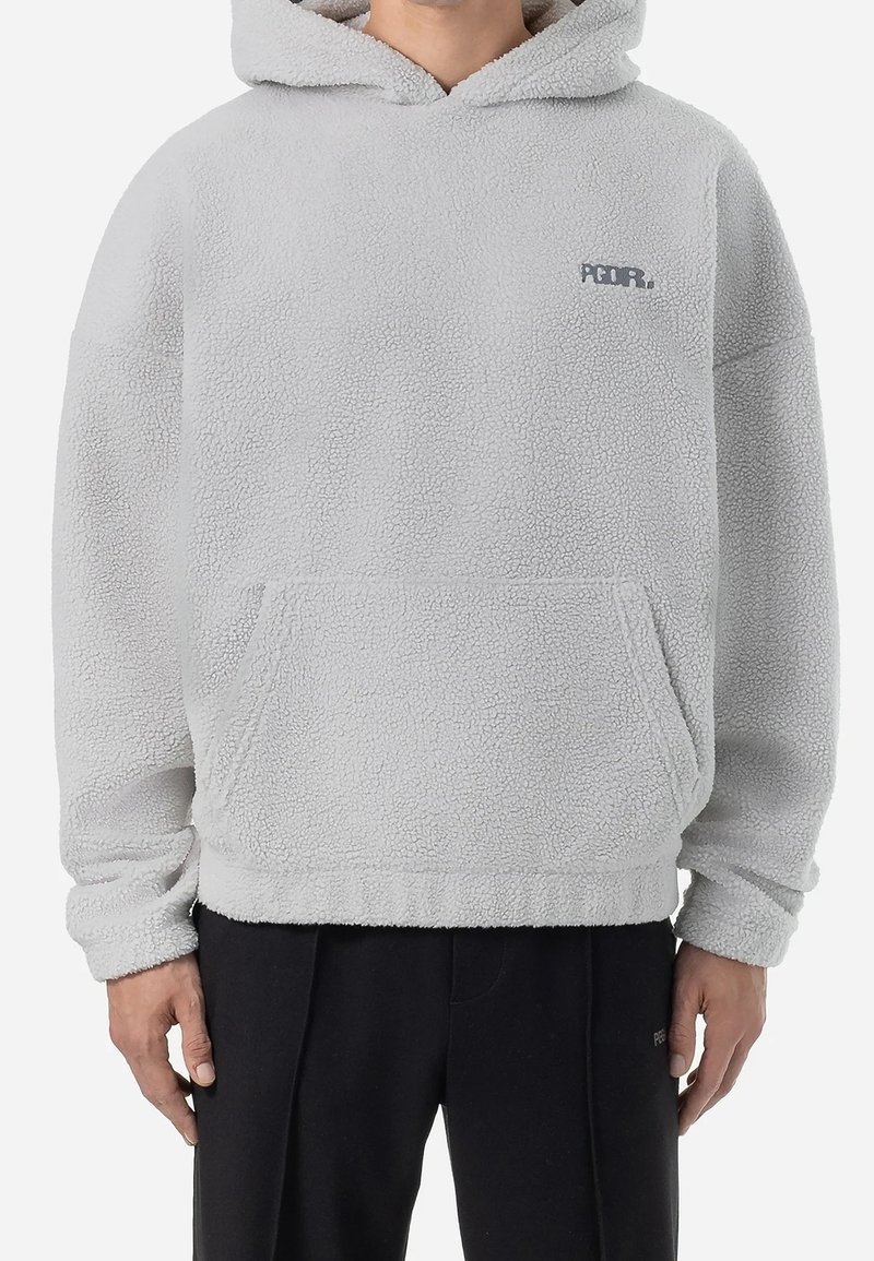 Helles graues, flauschiges Fleece-Hoodie mit einer Fronttasche, Kordelzugkapuze und kleinem bedruckten Logo auf der Brust. Lockere Passform und lange Ärmel.