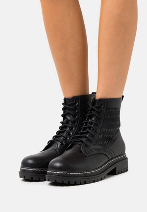 Svarta ankelboots med överdel i texturerat läder, med snörning framtill, gummisula och sidopanel prydd med "Pepe Jeans"-logotyp.