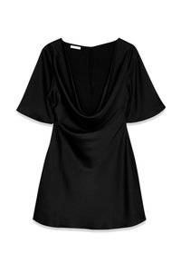 Čierne saténové šaty s hlbokým zavinovacím dekoltom, krátkymi sieťovanými rukávmi a skrytým zipsom na chrbte, ktoré majú hladkú, lesklú textúru.