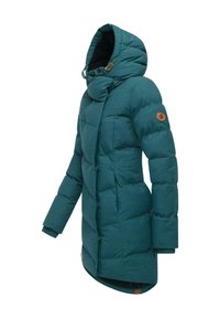 Turkusowa kurtka puchowa z wysokim kołnierzem, zapięciem na guziki i ryflowanymi mankietami. Posiada naszywkę z logo na rękawie oraz miękką teksturę.