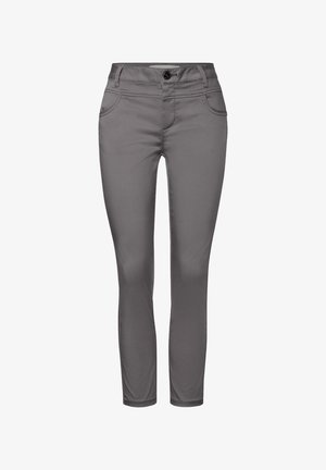 Pantalones de pierna recta grises, confeccionados en una tela suave, con cierre de botón, trabillas para cinturón y bolsillos frontales. Diseño simple y sin costuras.