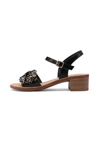 Sandali con tacco in pelle nera, caratterizzati da una larga fascia per le dita con una decorazione in gioiello e una cinturino alla caviglia con fibbia. Tacco a blocco con effetto legno.