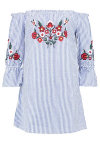 Sininen ja valkoinen raidallinen paitapusero, jossa on punaisia ja vihreitä kukkakirjontoja, hihansuissa röyhelöitä ja rento istuvuus.