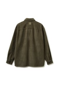 Giacca camicia in velluto a coste verde oliva con maniche lunghe, polsini con bottoni, colletto e una toppa rettangolare sulla parte superiore della schiena. Texture a coste verticali.