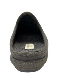 Bruine stoffen instap-slippers met een gevoerde binnenzool en etiket aan de binnenkant, gezien vanuit de voorkant.