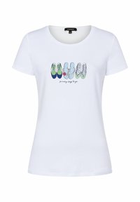 Weißes T-Shirt mit kurzen Ärmeln aus Baumwolle, mit einem grafischen Druck von verschiedenen bunten Schuhen und dem Text "so viele Wege zu gehen."