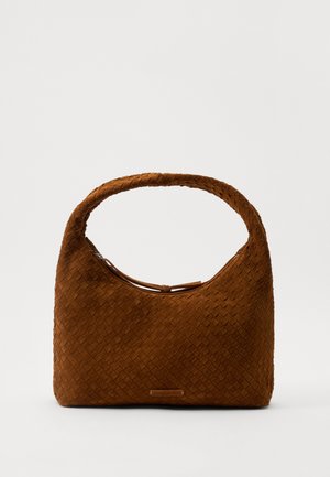 Braune gewebte Wildlederhandtasche mit einem gebogenen Griff, ausgestattet mit einem Reißverschluss und einem flachen Boden. Die Textur ist weich und flexibel.