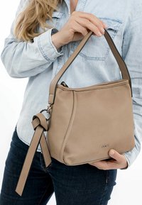 Borsa a tracolla in pelle beige con texture perforata, forma rettangolare, tracolla regolabile, dettagli in metallo e un accento con nodo.