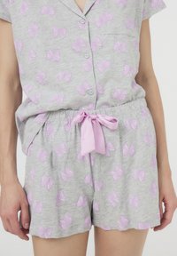 Set di pigiami grigio con una maglia a bottoni e pantaloni corti con cintura elastica, decorato con motivi a fiocco di un leggero viola sparsi e un fiocco in raso coordinato.